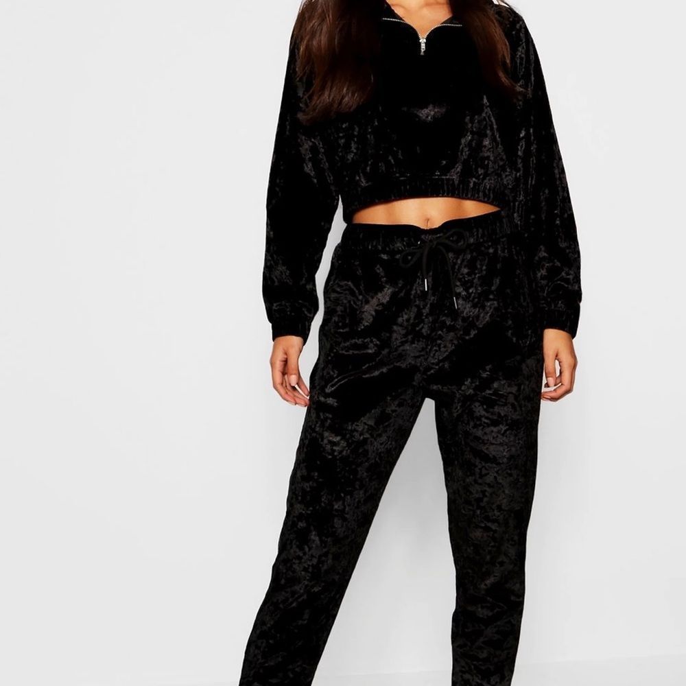 Boohoo Crushed Velvet Jogger Set